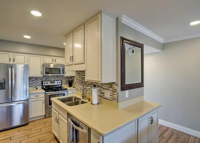 1 Mi To Old Town: Family W/ Pool & Balcony