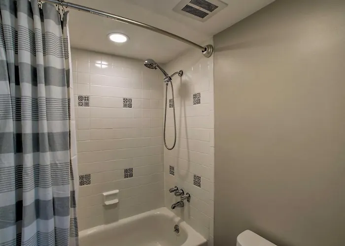 Holiday home 1 Mi To Old Town: Family W/ Pool & Balcony