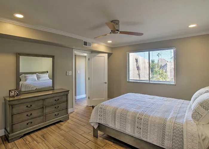 Holiday home 1 Mi To Old Town: Family W/ Pool & Balcony